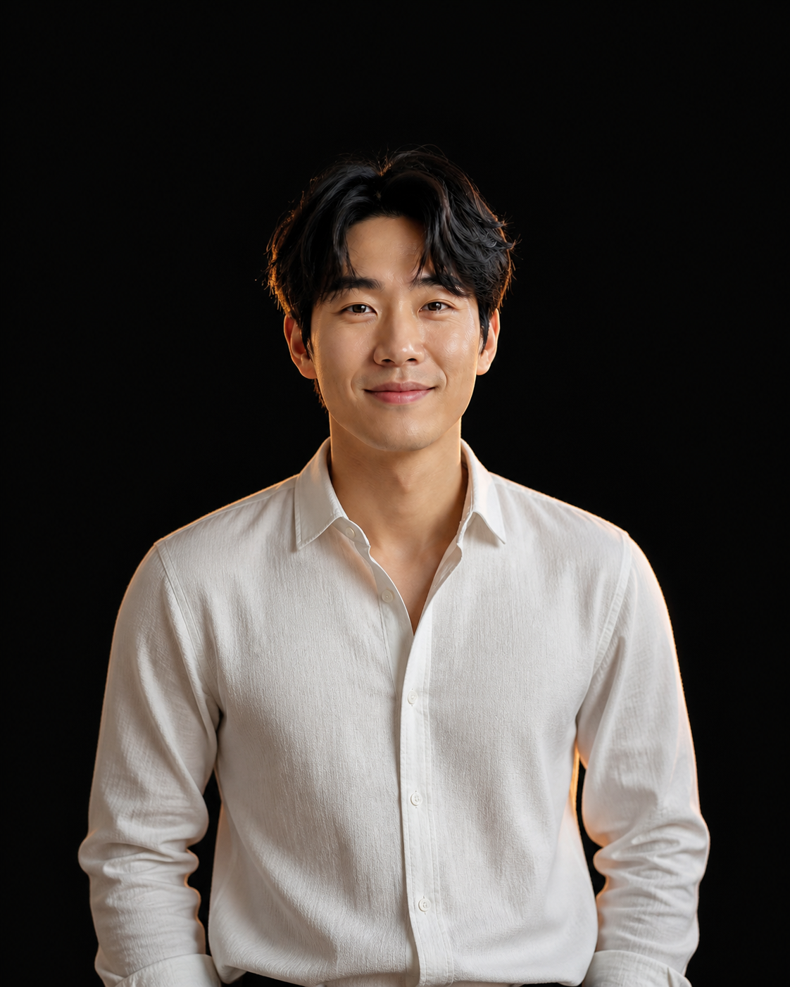 검은 배경 앞에 홀로 선 레이블 현